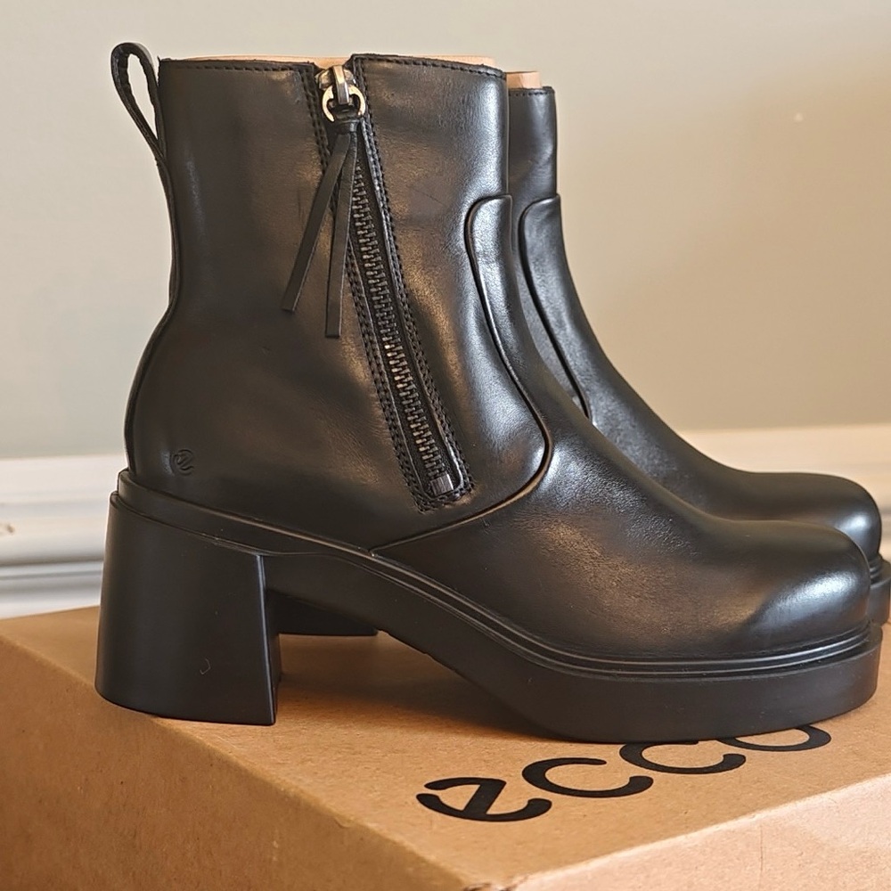 ECCO Black Leather Platform Ankle Boots Side Zip Chunky Heel NWOB, Brand new.
